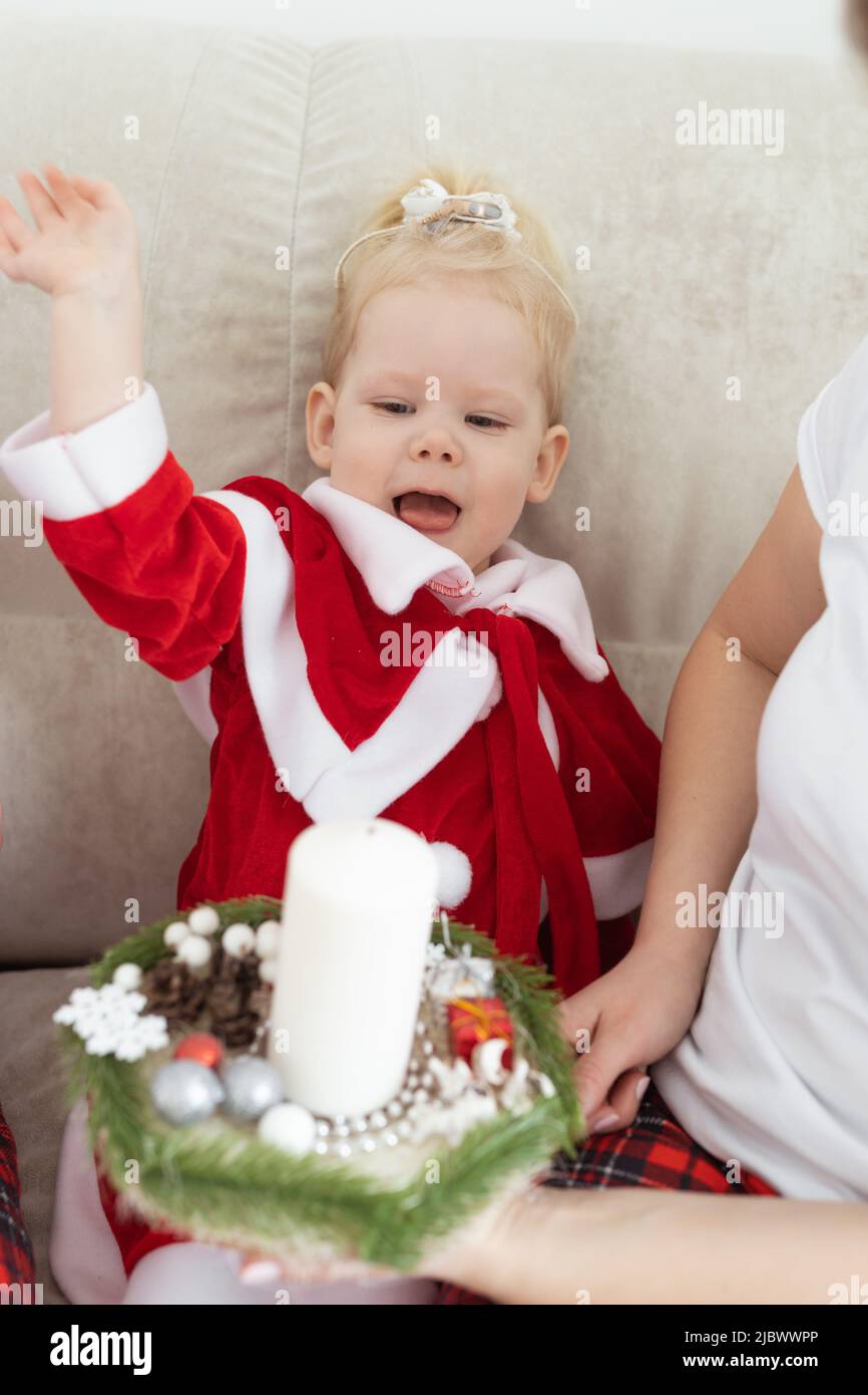 Kindermädchen in weihnachtskleid mit Cochlea-Implantaten gekleidet Spaß zu Hause - Vielfalt und Hörgeräte und innovative Technologien für die Behandlung Stockfoto