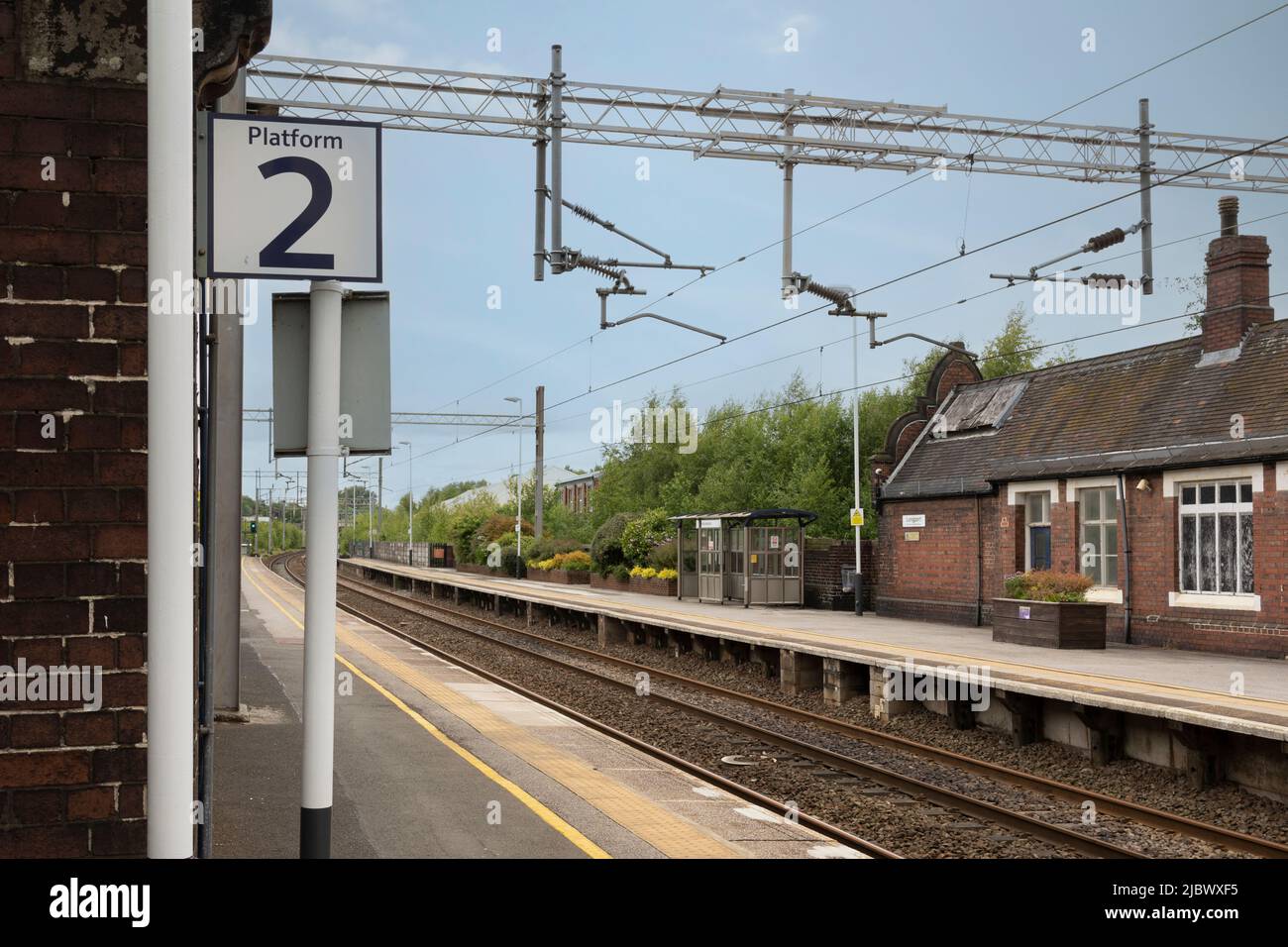 Longport, Stoke on Trent Vereinigtes Königreich Juni 08 2022 leerer britischer Bahnhof und Bahnsteig, keine Menschen Stockfoto
