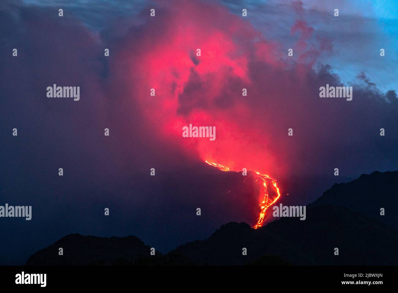 Lava, die aus dem Südostkrater des Ätna, Sizilien, Italien, in der Nacht am 8/6/22. Anfang Mai 2022 wurde in diesem Krater eine neue Spalte eröffnet, die seitdem kontinuierlich aktiv ist. Der Ätna (3357m) ist einer der aktivsten Vulkane der Welt und der höchste in Europa Stockfoto