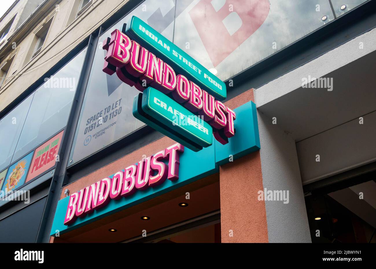 Schild am Eingang zu Bundobust, einem veganen und vegetarischen Restaurant in der Bold Street in Liverpool Stockfoto