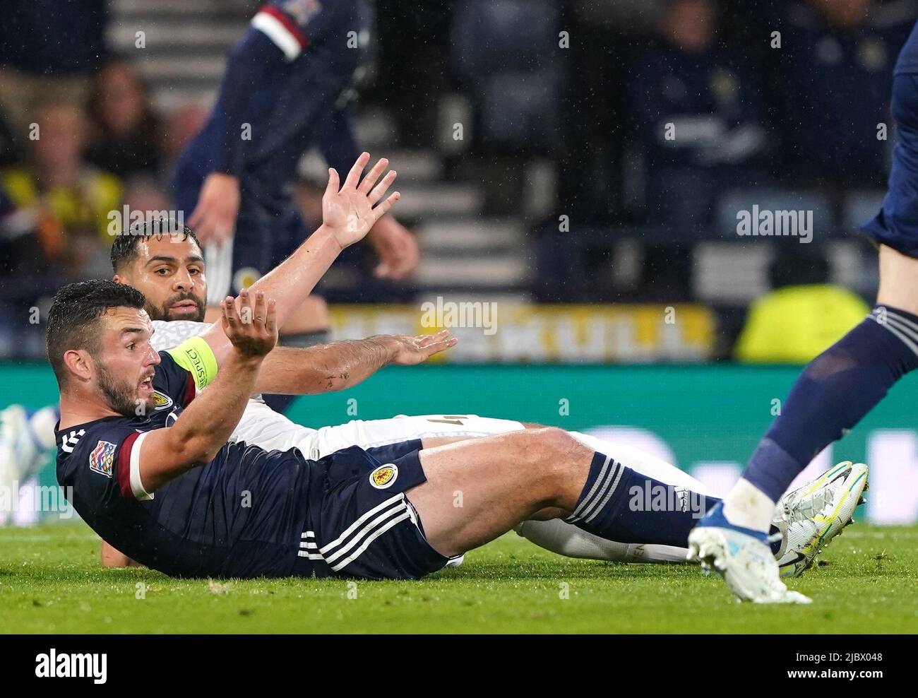 Der schottische John McGinn appelliert nach einer Herausforderung