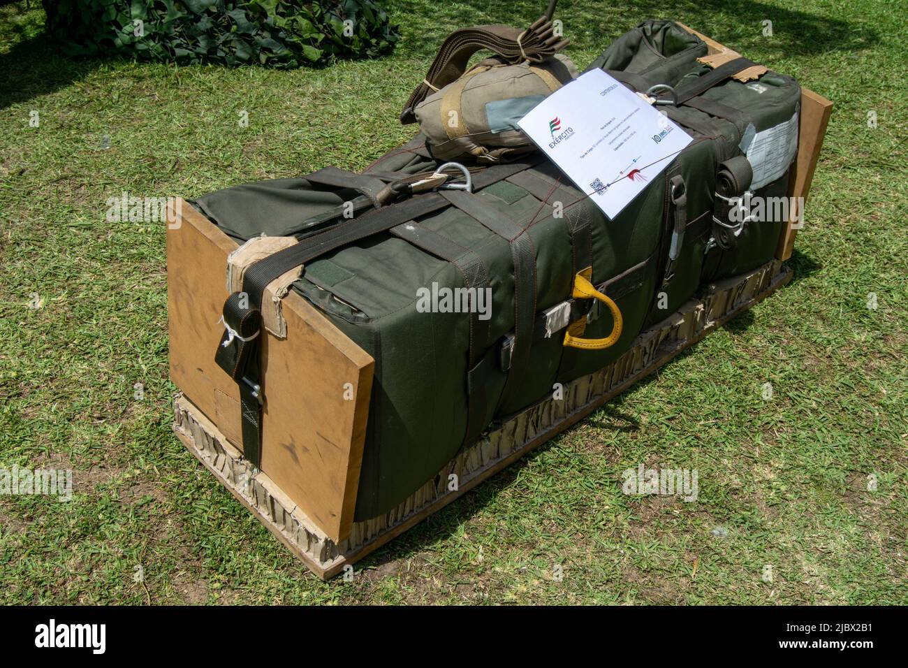Fallschirmspringerpakete in Kriegsgebieten, Lufttropfen mit Zahnrad und Medikamenten. Lufteinsätze der Armee. Verstärkung und Ausrüstung der NATO-Verbündeten. Stockfoto