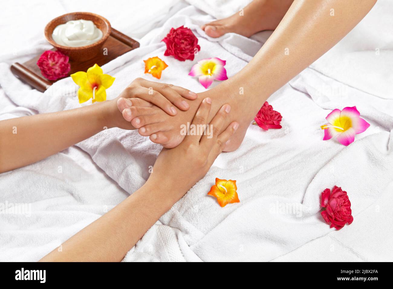 Die Hand des Therapeuten macht eine Therapie durch Massage der Füße Stockfoto