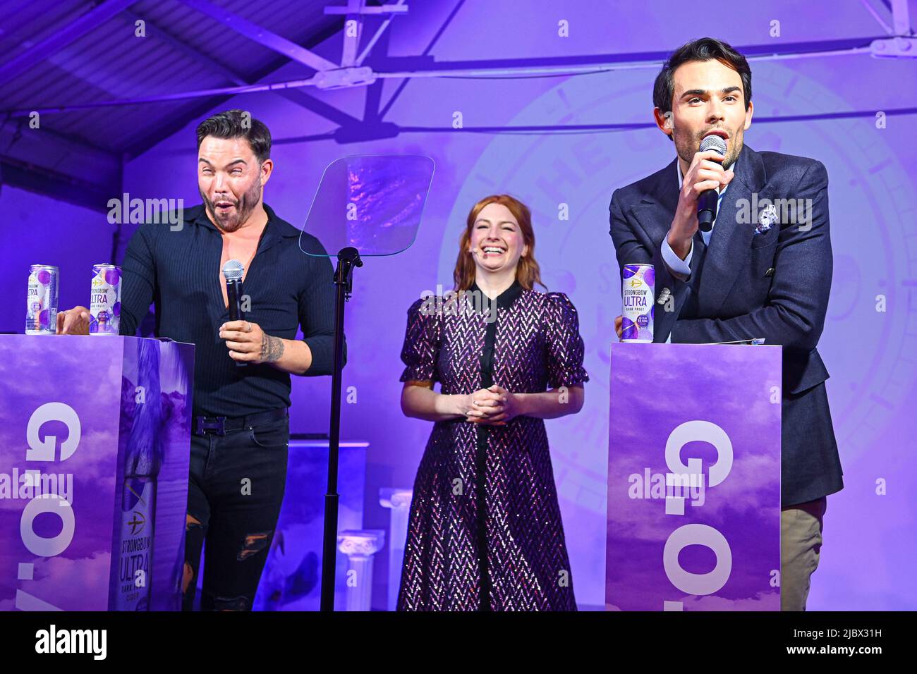 NUR FÜR REDAKTIONELLE VERWENDUNG Moderatorin Alice Levine (Mitte) auf der Bühne mit Bobby Norris (links) und Marc Francis Vandelli (rechts), die beim Strongbow Ultra Greatest of All Time Award in Shoreditch, London, den G.O.A.T Award für die beste Reality-TV-Show debattieren. Bilddatum: Mittwoch, 8. Juni 2022. Das von der Cider-Marke moderierte Event, bei dem Reality-TV-Stars, Drag Queens, Musiker und Social-Media-Influencer zu Gast waren, wurde von der Sendeanstalt und der weltbekannten Podcasterin Alice Levine moderiert. Bildnachweis sollte lauten: Matt Crossick/PA Stockfoto