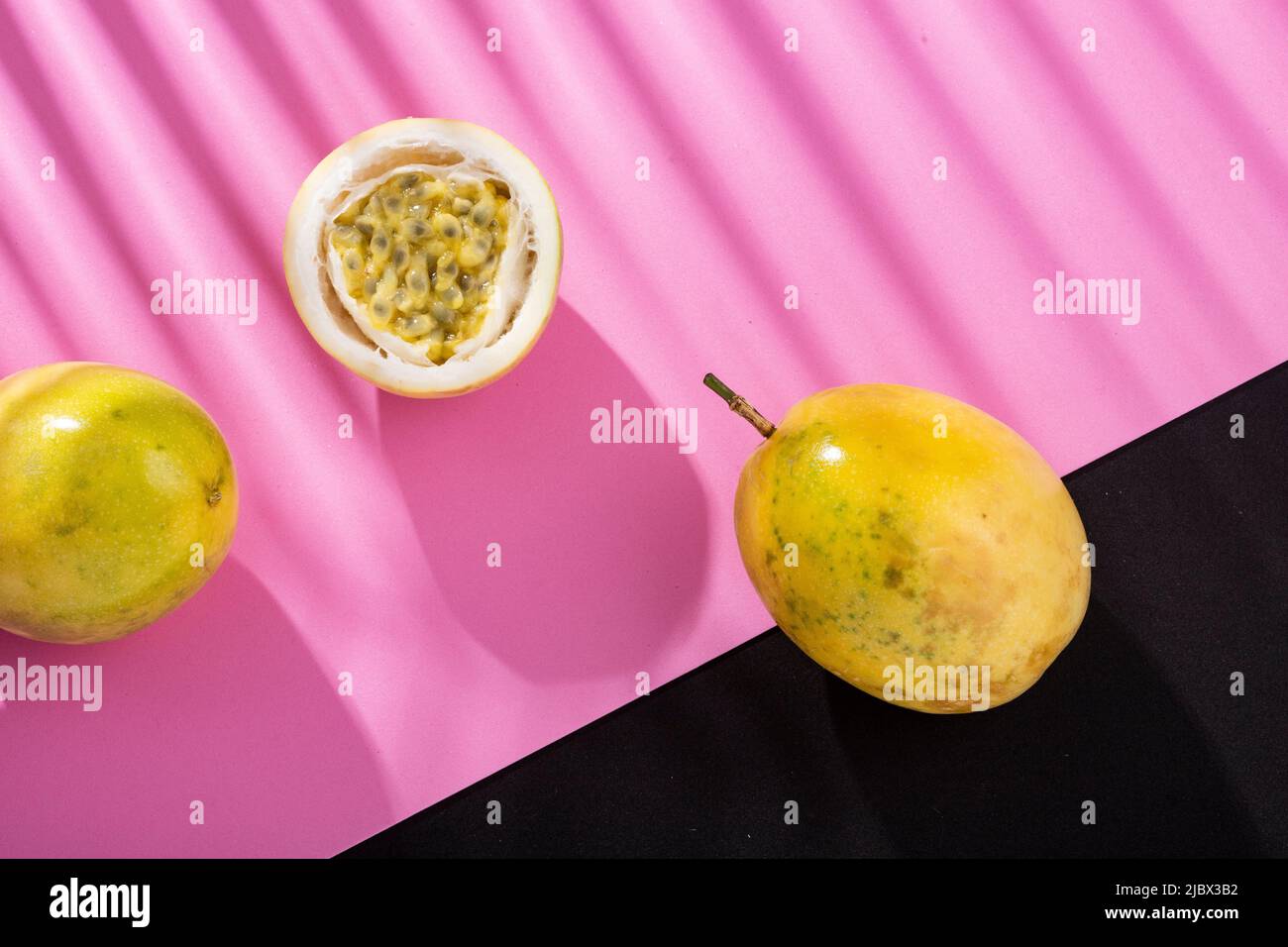 Passionsblume - Passiflora Edulis Passionsfrucht Leckere Tropische Früchte Stockfoto