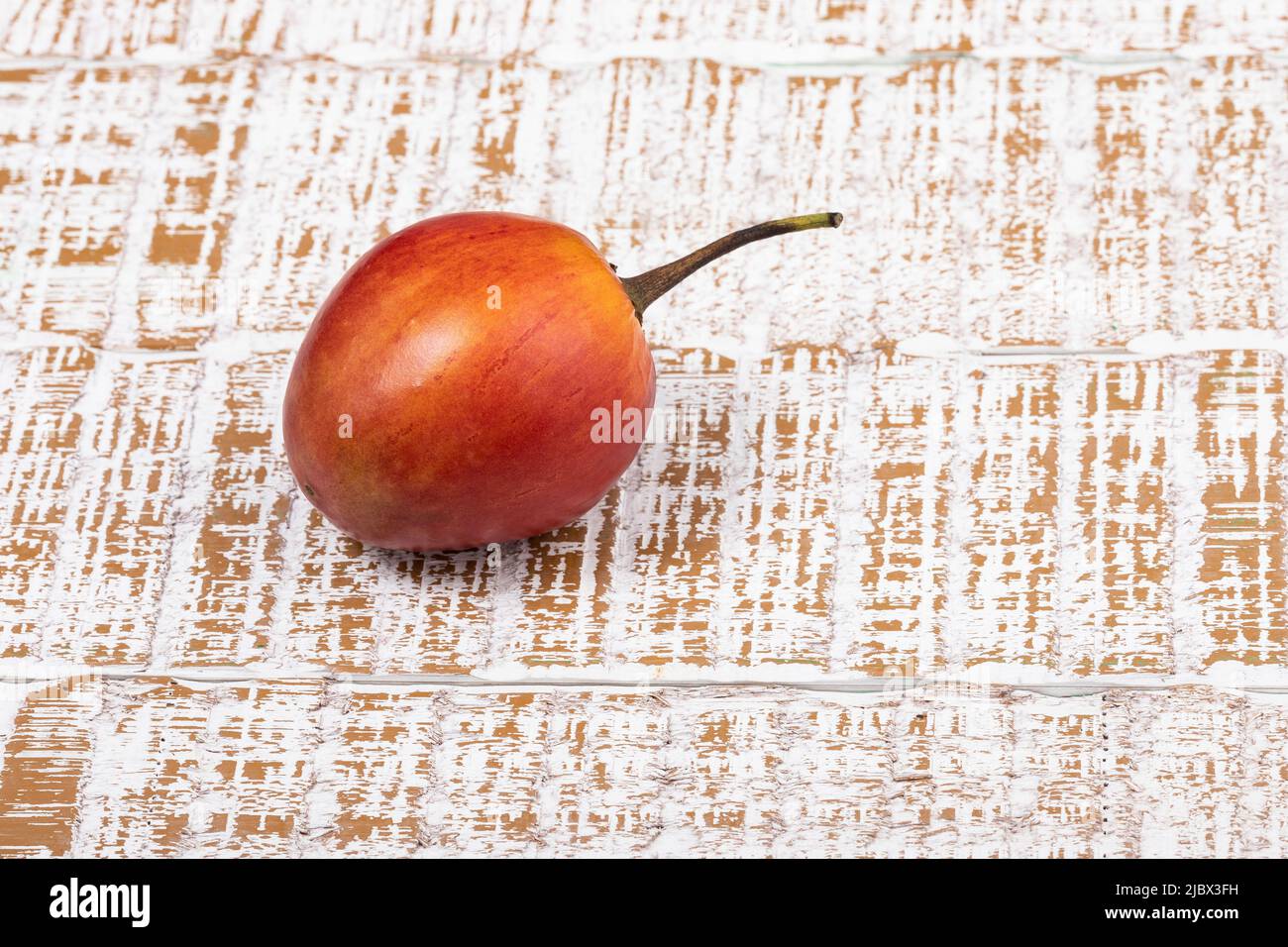 Solanum Betaceum - Exotische Früchte; Baumtomate Gepfropft Mit Brombeere Stockfoto