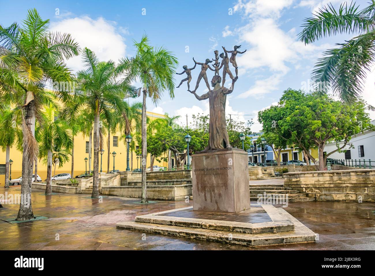 Die Statue von Eugenio Maria de Hostos im Park de Beneficencia in San Juan, Puerto Rico an einem sonnigen Tag. Stockfoto