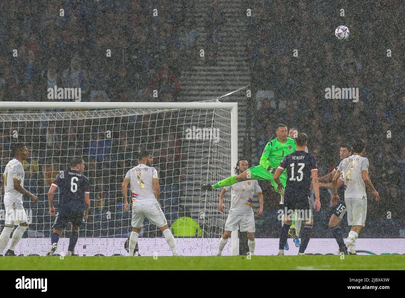 Glasgow, Großbritannien. 08.. Juni 2022. Schottland spielte Armenien in der ersten Runde der UEFA Nations League im Hampden Park, Schottlands National Football Stadium. Beide Teams sind in der Liga B, Gruppe 1. Laut Steve Clark, dem Manager für Schottland, hofft das Team, die Niederlage gegen die Ukraine vor einer Woche zu überwinden. Kredit: Findlay/Alamy Live Nachrichten Stockfoto