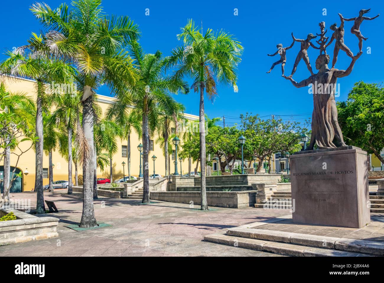 Die Statue von Eugenio Maria de Hostos im Park de Beneficencia in San Juan, Puerto Rico an einem sonnigen Tag. Stockfoto