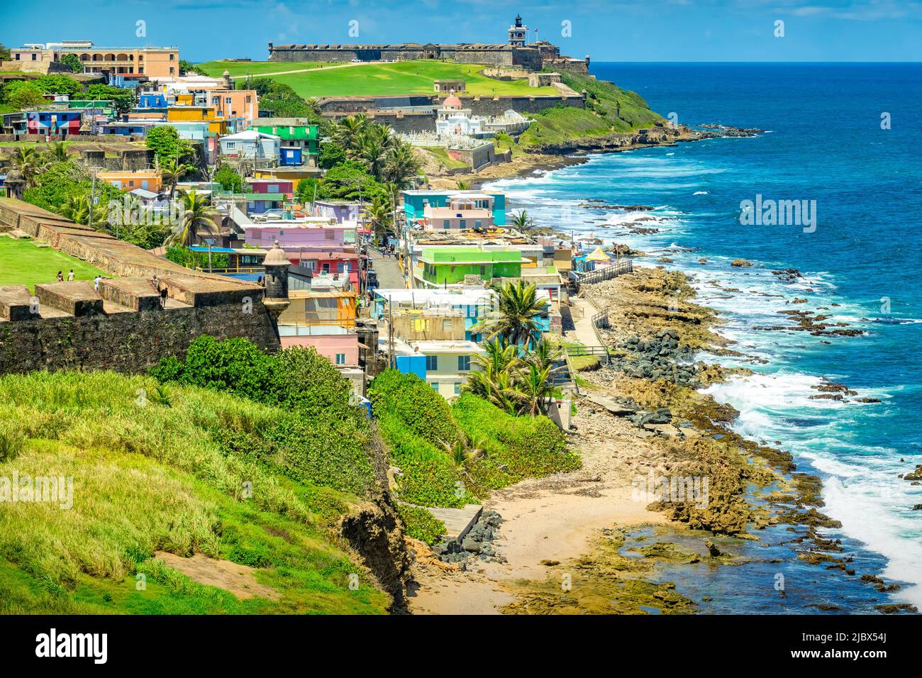 Blick auf Old San Juan und den Strand, Puerto Rico an einem sonnigen Tag. Stockfoto