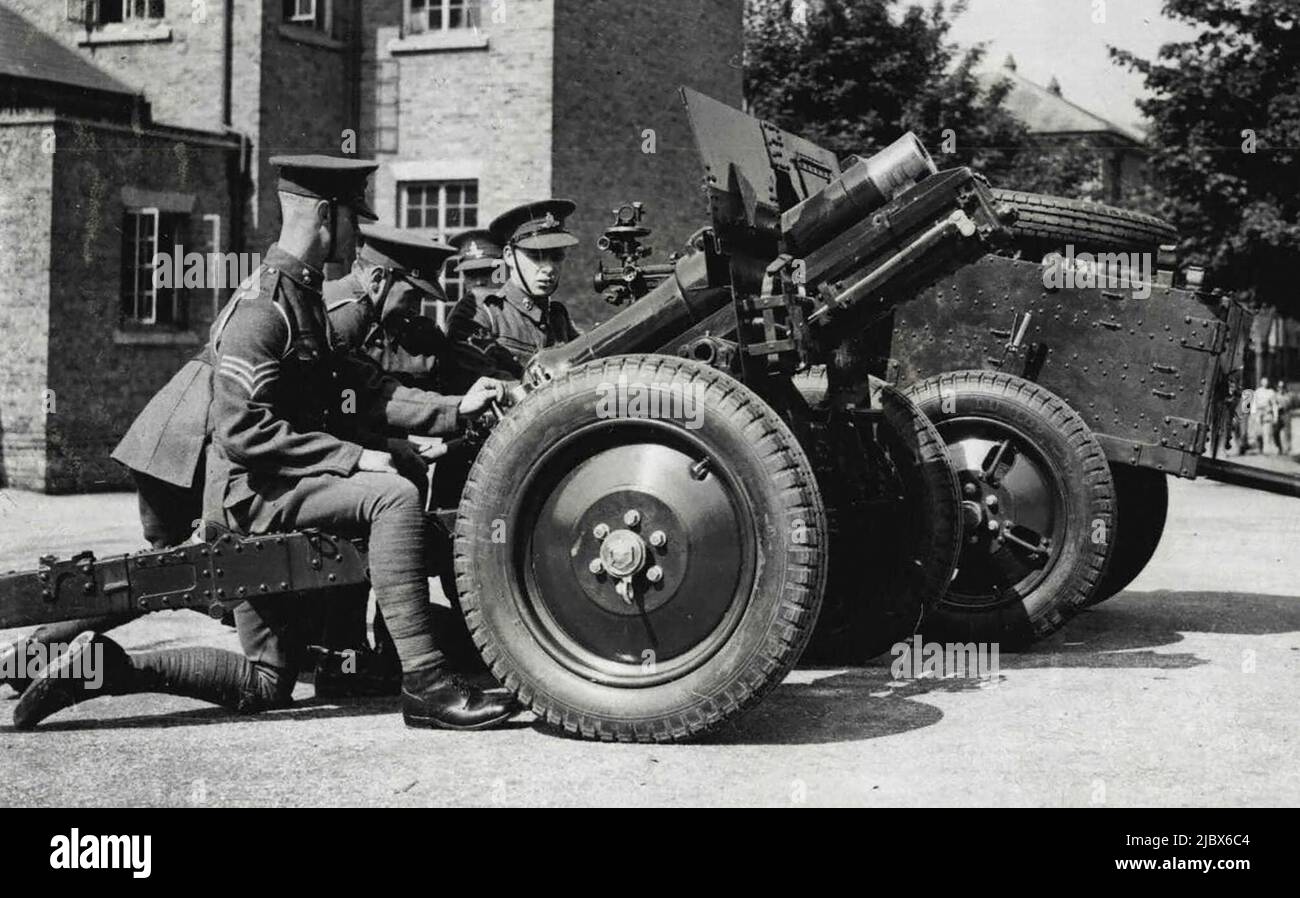 Luftreifen für die Artillerie: 'D' Battery Probieren Sie heute Morgen bei Aldershot einen Limber und 3,7 Howitzer mit Luftreifen aus. Ein neues Experiment wurde von den Armeebehörden versucht, indem Limber und Kanonen der Royal Horse Artillery mit Luftreifen ausgestattet wurden. Sie wurden kürzlich zum ersten Mal in Aldershot ausprobiert. 20. Juni 1936. (Foto von Keystone). Stockfoto