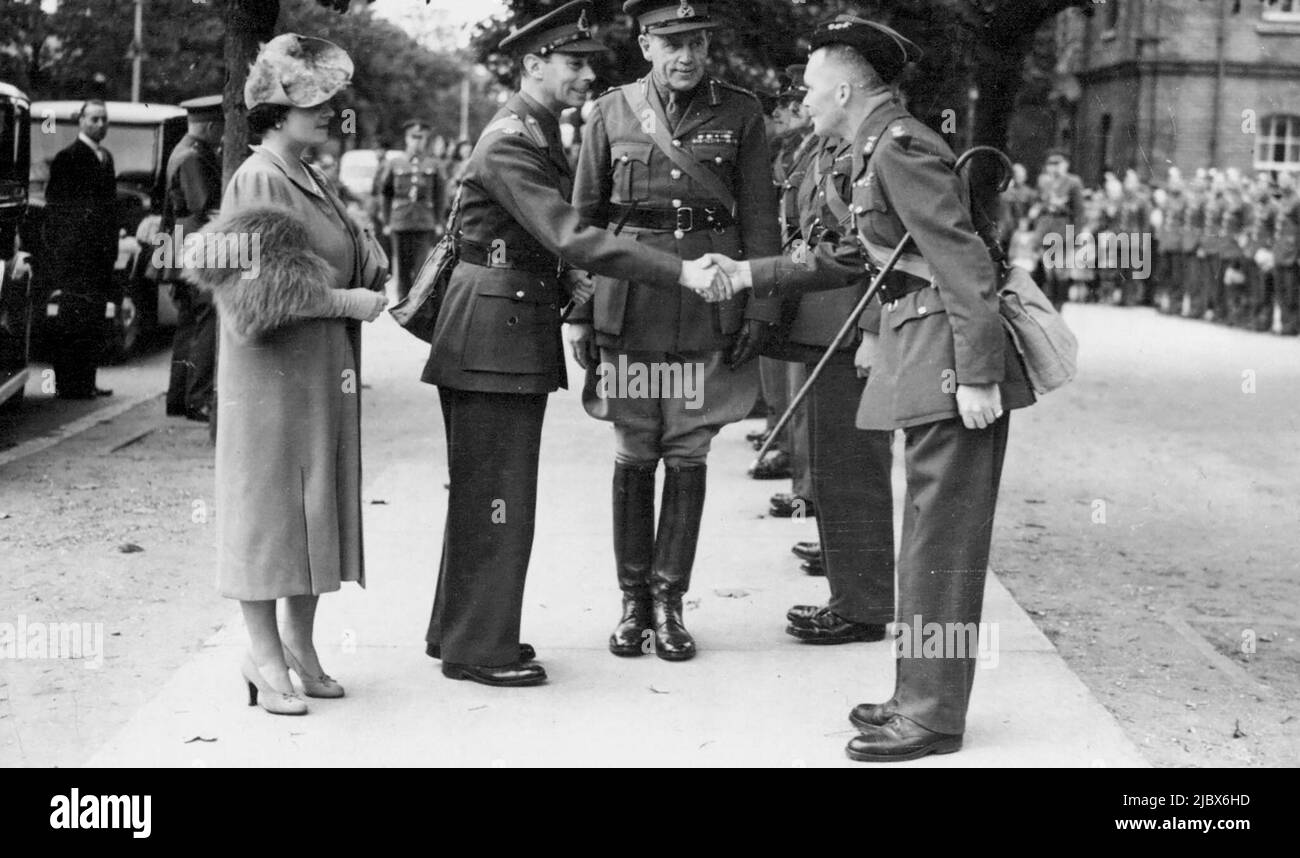 König und Königin Militärstationen - der König und die Königin werden den Offizieren vorgestellt, als sie heute eine Militärstation irgendwo in Südengland besuchten. 27. September 1939. (Foto von Keystone). Stockfoto