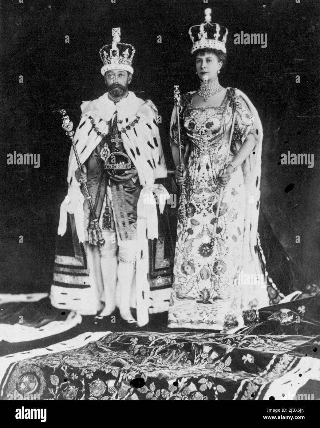 Krönung -- König George V und Königin Mary in Krönungsroben, N.A.B.9. 5. Juni 1948. (Foto von Dorien Leigh Ltd.). Stockfoto