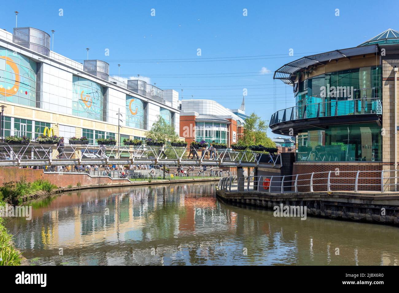 Das Oracle Riverside Shopping Center und River Kennet, Reading, Rekshire, England, Vereinigtes Königreich Stockfoto