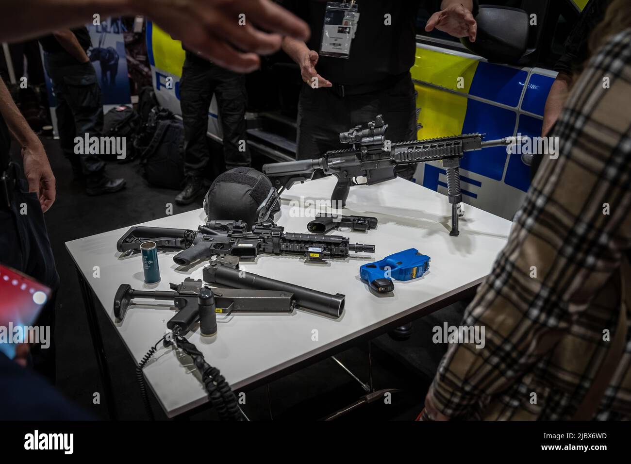 London, Großbritannien. 8.. Juni 2022. Counter Terror und Forensics Europe Expo im Excel Center. Das bewaffnete Polizeiteam der britischen Verkehrspolizei zeigt tödliche und nicht-tödliche Waffen, die derzeit von der britischen Streitkräfte eingesetzt werden. Sicherheitsprofis aus Industrie, Regierung und Polizei stellen neueste Technologien zur Verbesserung der Sicherheit und Unterstützung im Kampf gegen den internationalen Terrorismus aus und zeigen diese. Kredit: Guy Corbishley/Alamy Live Nachrichten Stockfoto