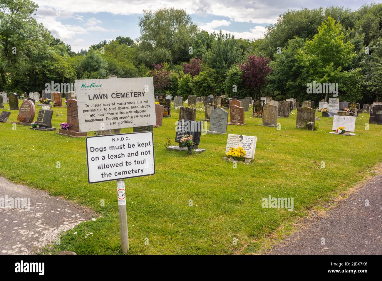 Rasenfriedhof-Schild und Rasengräber auf dem Eling Cemetery, Eling und Totton, Southampton, Hampshire, England, VEREINIGTES KÖNIGREICH Stockfoto