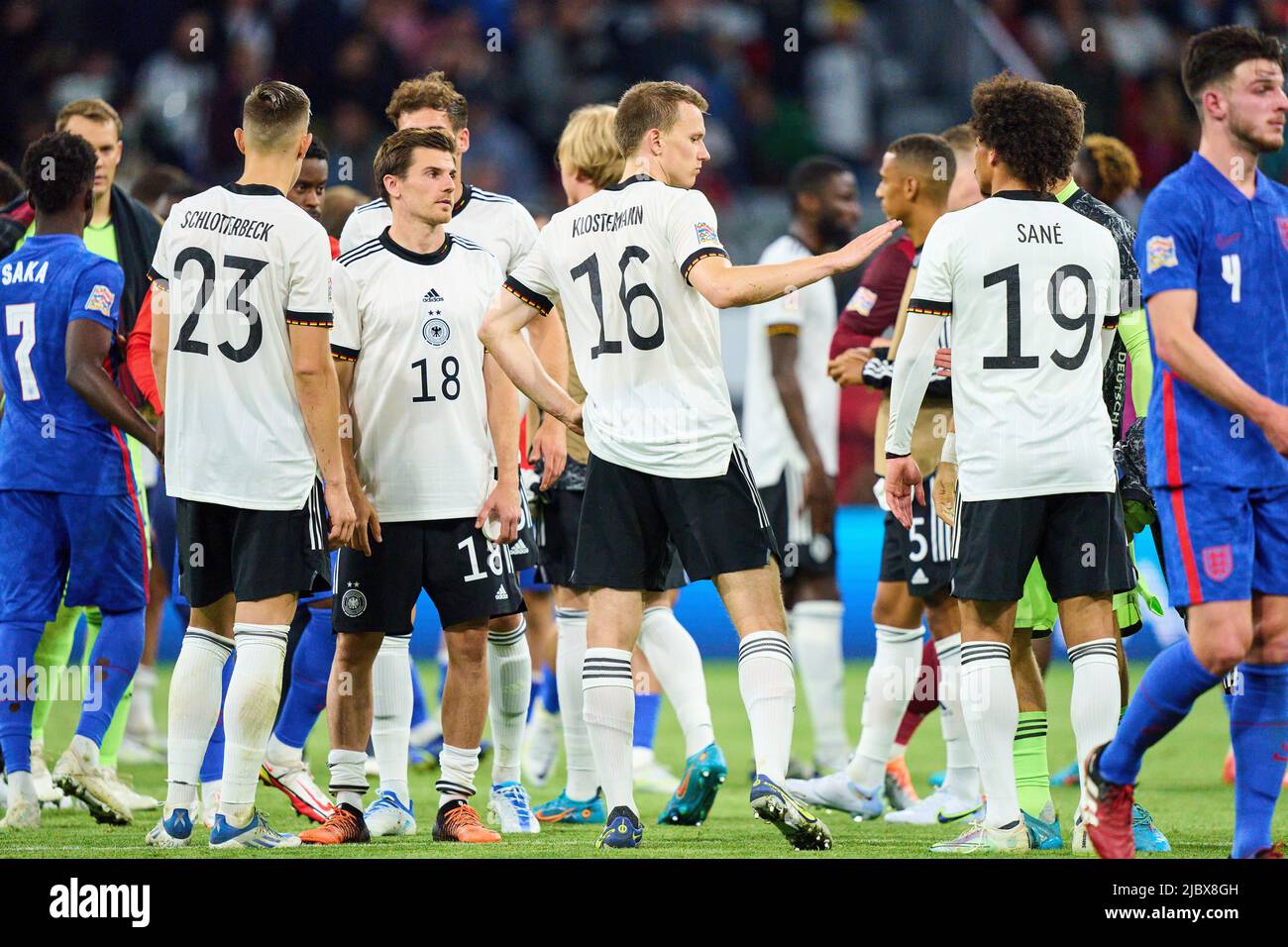 DFB-Team enttäuscht von Nico Schlotterbeck, DFB 23 Jonas Hofmann, DFB 18 Lukas Klostermann, DFB 16 Leroy SANE, DFB 19 im UEFA Nations League 2022 Spiel DEUTSCHLAND - ENGLAND 1-1 in der Saison 2022/2023 am 07. Juni 2022 in München, Deutschland. © Peter Schatz / Alamy Live News Stockfoto