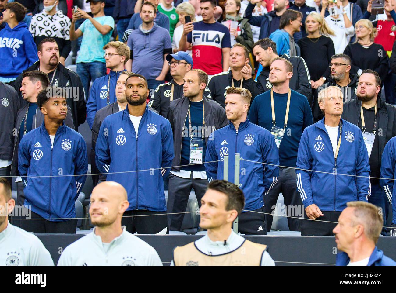 Karim Adeyemi, DFB 27 Jonathan Tah DFB 4 Marco REUS, DFB 11 Hans-Dieter Hermann, Psychologe DFB Team im UEFA Nations League 2022 Spiel DEUTSCHLAND - ENGLAND 1-1 in der Saison 2022/2023 am 07. Juni 2022 in München, Deutschland. © Peter Schatz / Alamy Live News Stockfoto