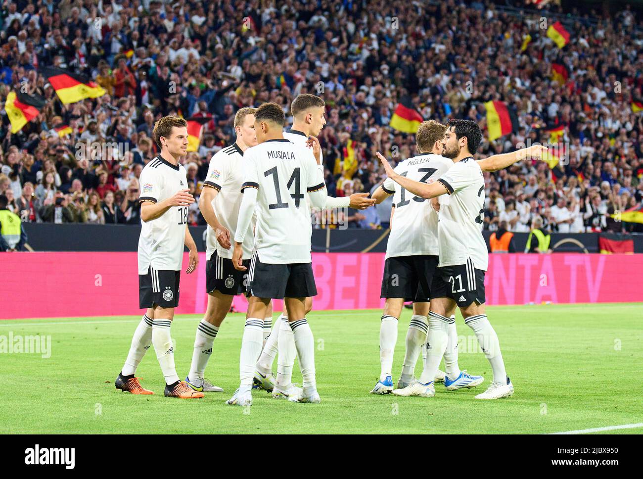 Jonas Hofmann, DFB 18 feiert sein Tor, glücklich, lachen, feiern, 1-0 mit Kai Havertz, DFB 7 David Raum, DFB 3 Jamal Musiala, DFB 14 Thomas Müller, DFB 13 Ilkay Gündogan, DFB 21 im UEFA Nations League 2022 Spiel DEUTSCHLAND - ENGLAND 1-1 in der Saison 2022/2023 am 07. Juni, 2022 in München, Deutschland. © Peter Schatz / Alamy Live News Stockfoto