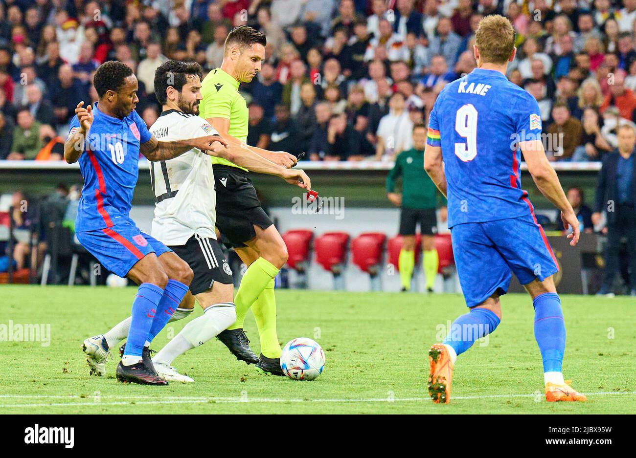 Schiedsrichter Carlos Del Cerro Grande (ESP) Crash mit Ilkay Gündogan, DFB 21 um den Ball kämpfen, Tackling, Duell, Header, zweikampf, Action, Kampf gegen Raheem Sterling, eng 10 Harry KANE, England 9 im UEFA Nations League 2022 Spiel DEUTSCHLAND - ENGLAND 1-1 in der Saison 2022/2023 am 07. Juni 2022 in München, Deutschland. © Peter Schatz / Alamy Live News Stockfoto