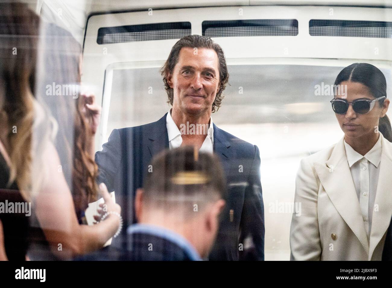 Washington, Usa. 08.. Juni 2022. Matthew McConaughey seine Frau Camila Alves (in weiß) in der Senate Subway im US-Kapitol. Kredit: SOPA Images Limited/Alamy Live Nachrichten Stockfoto