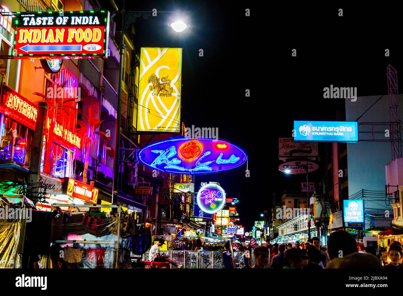 Khao san Rd an einer überfüllten Nacht in Bangkok voller Touristen und Rucksacktouristen, die zum Spaß und für Partys kommen. Stockfoto