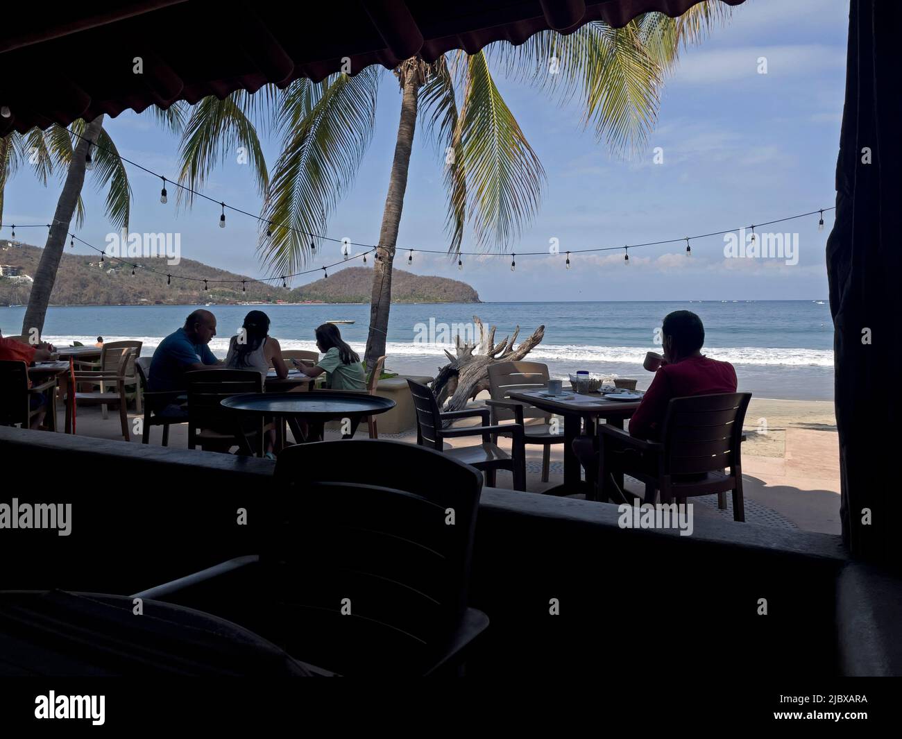 Abendessen im Restaurant im Freien am Strand von La Playa Ropa in Zihuatanejo, Mexiko Stockfoto