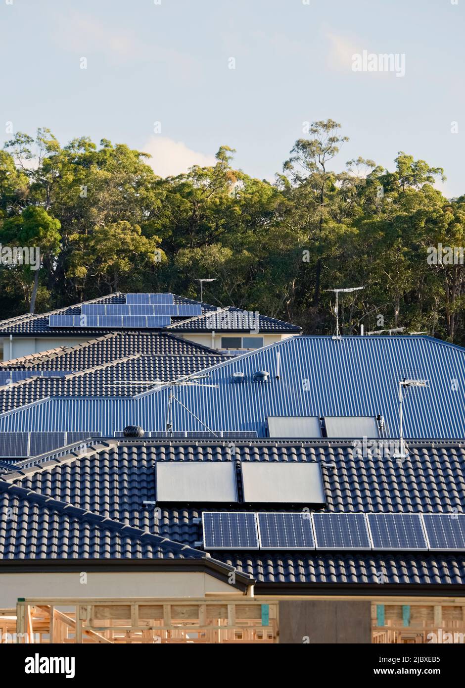 Sonnenkollektoren auf den Dächern urbane Häuser Stockfoto