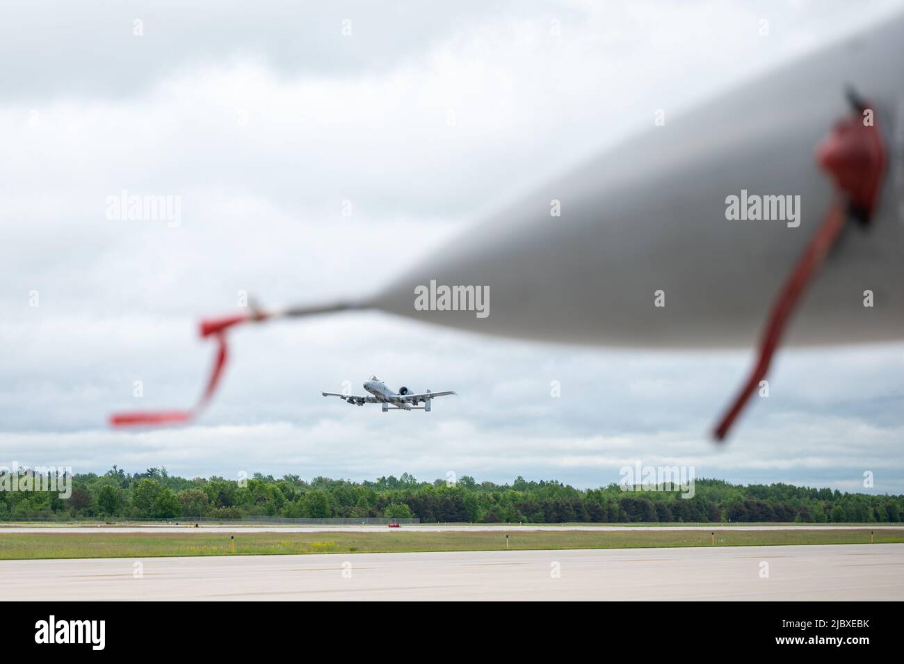 124. Fighter Wing Crew Chefs bereiten sich auf den Start Von A-10 Thunderbolt II von der 190. Fighter Squadron, Idaho Air National Guard Vorbereitung auf den Start von Alpena Combat Readiness Training Center in Michigan, 7. Juni 2022 während der Agile Rage ‘22 Übung. Agile Rage ’22 bietet realistische Trainingsmöglichkeiten, die aktuelle und zukünftige Kampfumgebungen nachahmen, die von der Nationalen Verteidigungsstrategie diktiert werden. (USA Foto der Air National Guard von Staff Sgt. Mercedee Wilds) Stockfoto