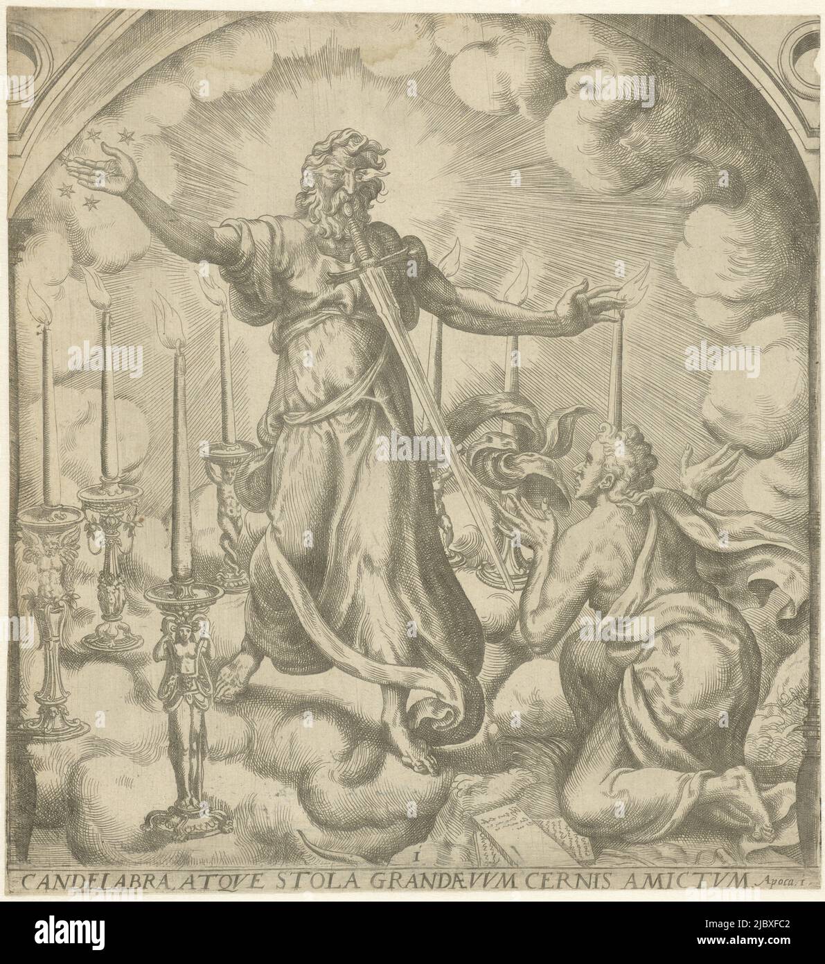 Der Apostel Johannes hat eine Vision: Er kniet vor dem Sohn Gottes nieder, der in einem langen Gewand mit einem goldenen Band um seine Brust gekleidet ist. In seiner rechten Hand hält Christus sieben Sterne, und ein Schwert kommt aus seinem Mund. Seine Augen brennen wie Feuer. Rund um den Mann sieben goldene Kerzenständer der sieben christlichen Kirchen (Op. 1: 12-16). Der Mann befiehlt Johannes, seine Vision aufzuschreiben und an die sieben Kirchen zu senden, Johannes für den Sohn Gottes Candelabra atqve stola grandae vvm cernis amictvm, Offenbarung des Johannes (Serientitel)., Druckerei: Gerard van Groeningen, Antwerpen, 1563 - 1574, Papier, Radierung, Gravur Stockfoto