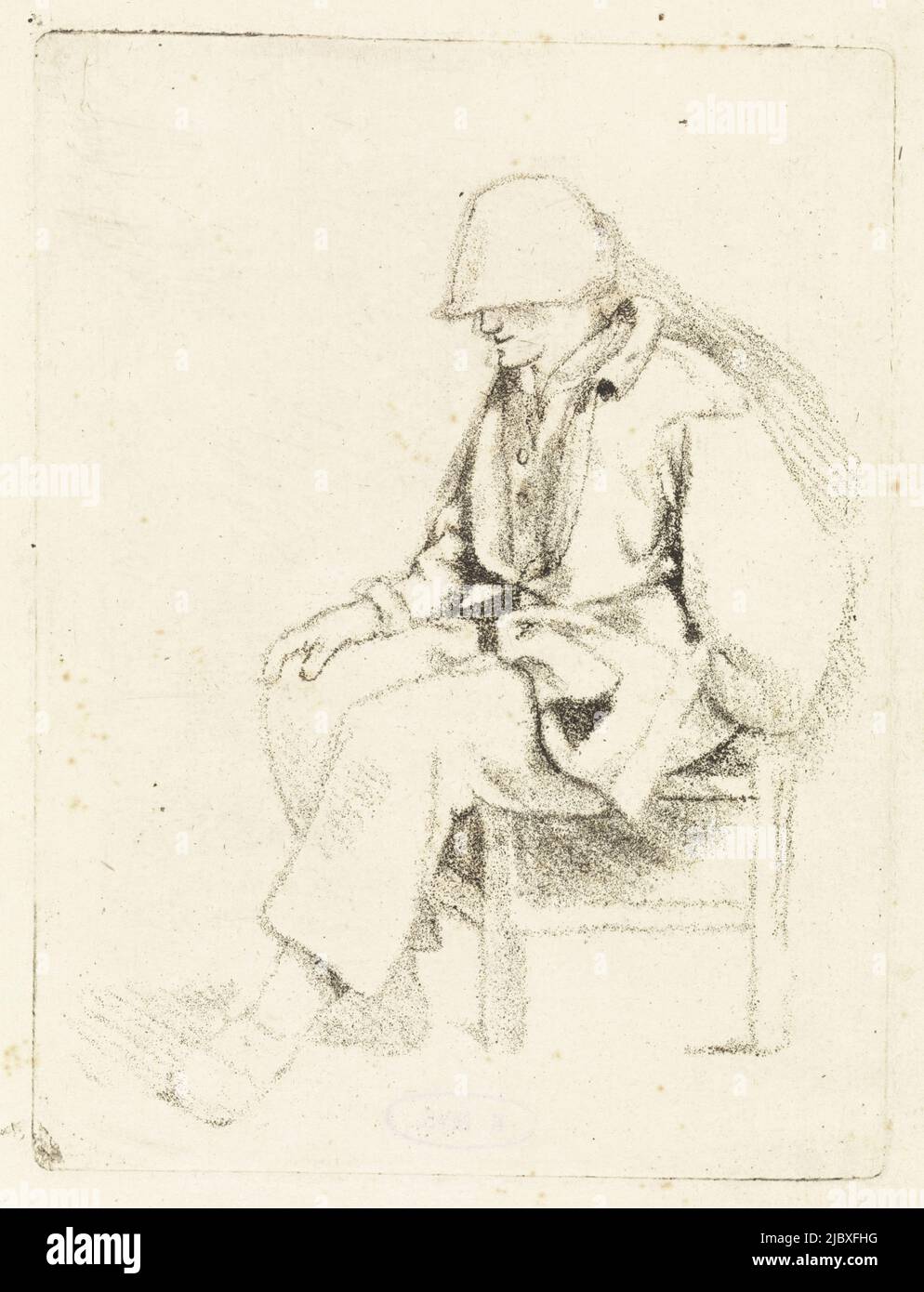 Auf einem Hocker ist ein Mann, der einen Hut und eine Jacke trägt. Die Hand liegt auf dem Knie, der Hut wird tief über die Augen gezogen, sitzender Mann mit Hut, Druckerei: Johannes Huibert Prins, 1783, Papier, H 143 mm × B 108 mm Stockfoto