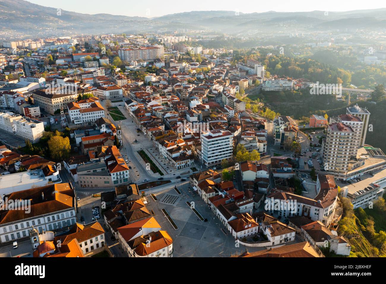 Drohnenansicht von Vila Real im Tal umrahmt von Bergen, Portugal Stockfoto