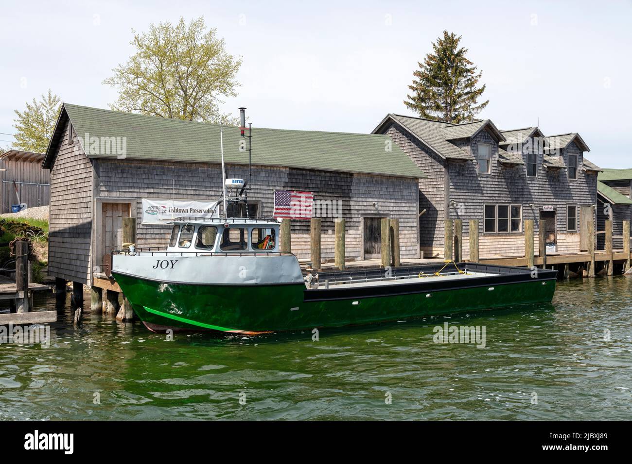 Fischerboot, angedockt, Leland, Michigan, USA, Spring, von James D. Coppinger/Dembinsky Photo Assoc Stockfoto