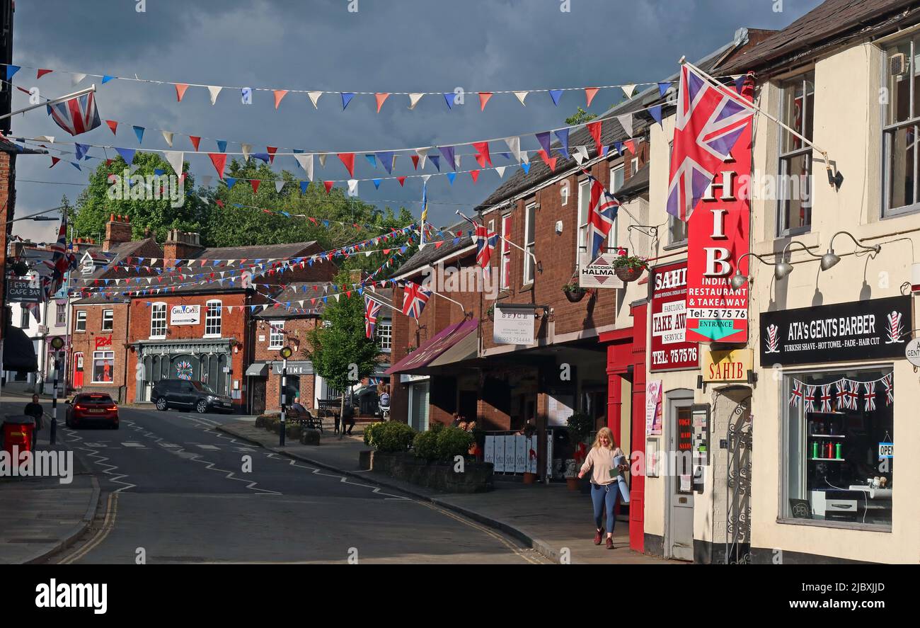 Lymm Village Centre, mit Bolling, britischen Gewerkschaftsflaggen, für königliche Feierlichkeiten, Warrington, Cheshire, England, Großbritannien, WA13 0HP Stockfoto
