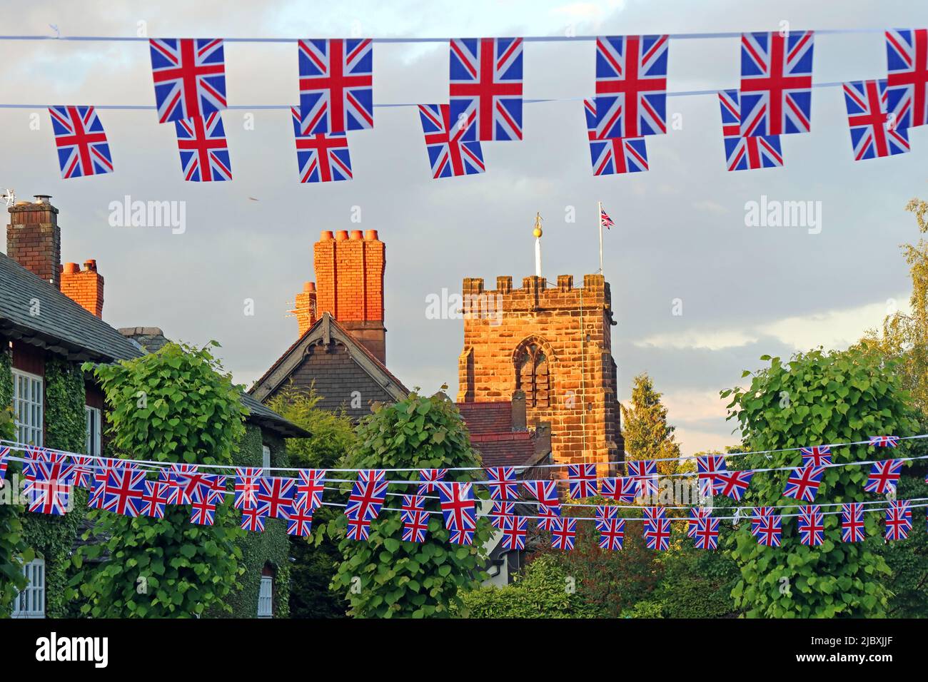 Großbritannien Vereinigtes Königreich Unionsflags and bunting Flying in Grappenhall Village, Warrington, Cheshire, England, UK, WA4, für königliche Feierlichkeiten Stockfoto