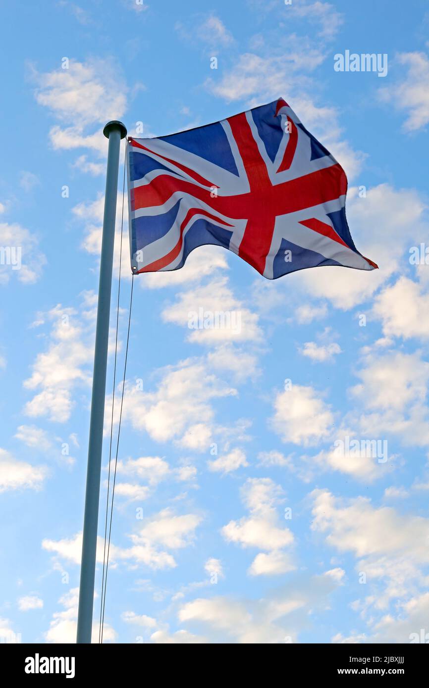 Britische Gewerkschaftsflagge, die vor blauem Himmel fliegt, königliche Feiern Stockfoto