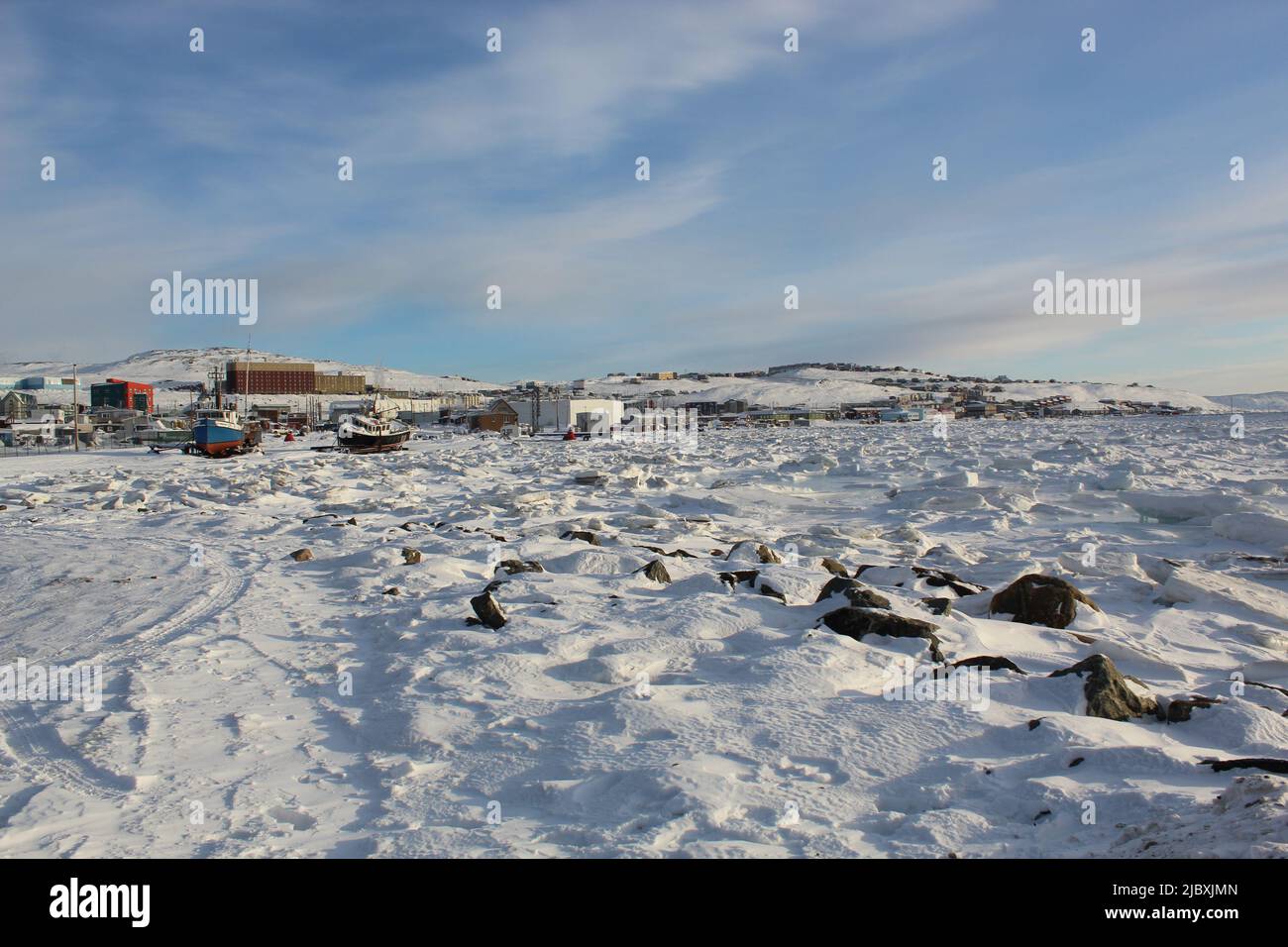 Foto aufgenommen in Iqaluit, Nunavut, Kanada am 31 2021. Januar Boot auf gefrorenem Meer Stockfoto