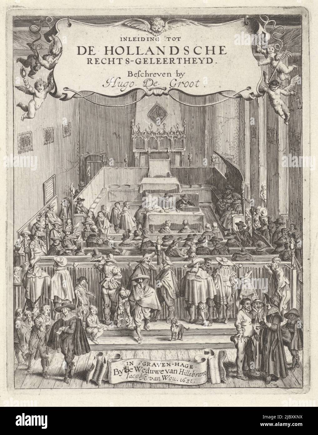 Titelblatt zu Hugo de Groots 'Einführung in die niederländische Rechtstheorie', mit dem Titel in einer Kartusche, die von Putti gehalten wurde. Unter dem Titel eine Ansicht des Innenraums des Gerichts in Den Haag. Das Gericht ist voll von Menschen verschiedener Gesellschaftsschichten., Titelseite von Inleiding tot de Hollandsche Rechtsgeleertheyt Titelseite von Hugo de Groot, Inleiding tot de Hollandsche Rechtsgeleertheyd, 1631, Druckerei: Gillis van Scheyndel (I), Verlag: Weduwe en erven Hillebrant Jacobsz. Van Wouw (I), (auf Objekt erwähnt), Druckerei: Haarlem, Verlag: The Hague, 1631, Papier, Radierung, Gravur, H 179 mm × w Stockfoto