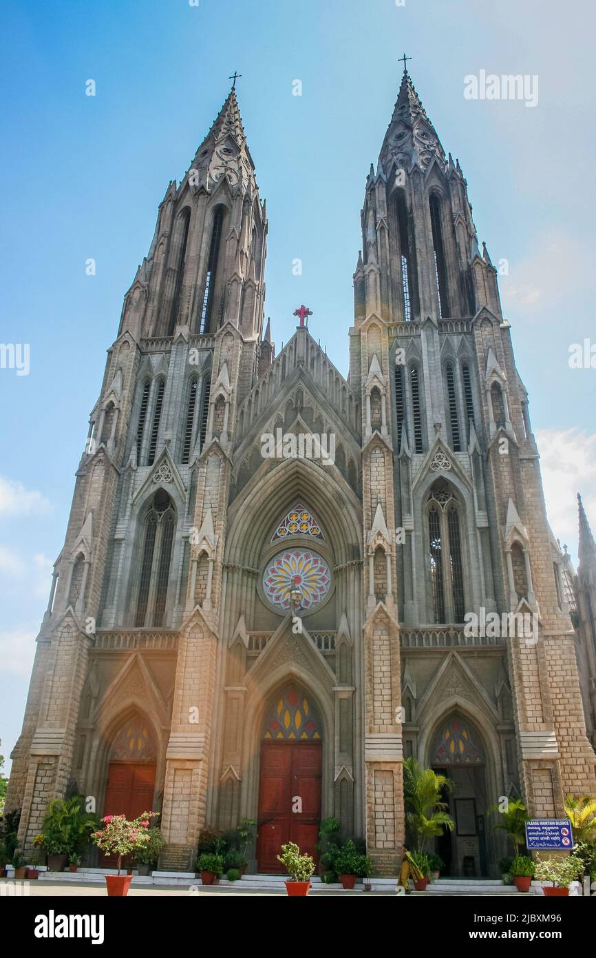 Die 50 Jahre alte St. Philomena’s Cathedral ist eine katholische Kirche, die Kathedrale der Diözese Mysore, Indien ist. Mysuru, Indien, JUNI 2021 Stockfoto