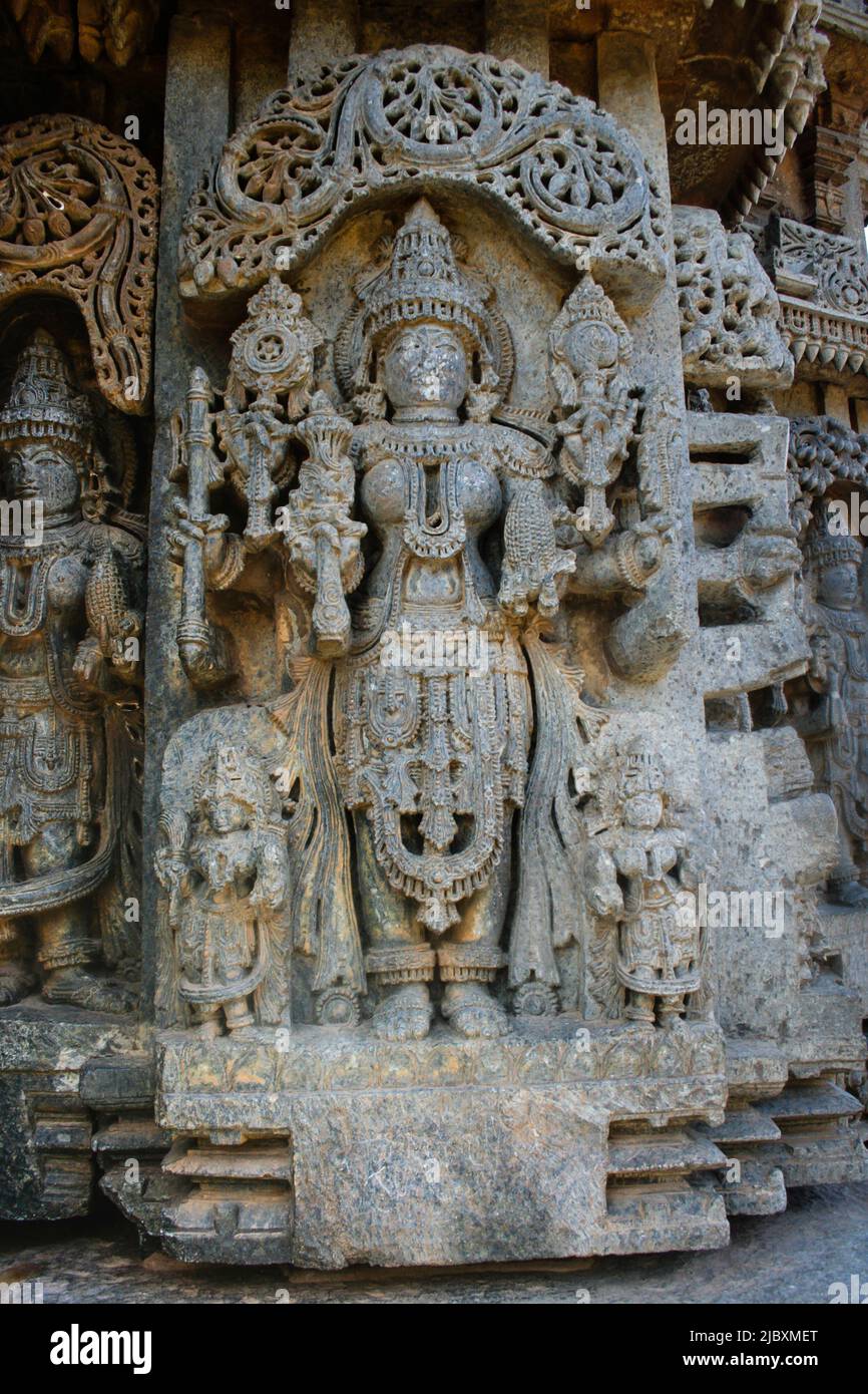 Hochdetaillierte intrinsische Schnitzereien der Gottheit mit Ornamenten in Somnathpur, Mysore, Karnataka, Indien. 800 Jahre alter hindu-Tempel, der Lord Vishnu gewidmet ist Stockfoto