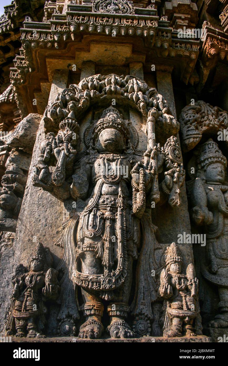 Hochdetaillierte intrinsische Schnitzereien der Gottheit mit Ornamenten in Somnathpur, Mysore, Karnataka, Indien. 800 Jahre alter hindu-Tempel, der Lord Vishnu gewidmet ist Stockfoto