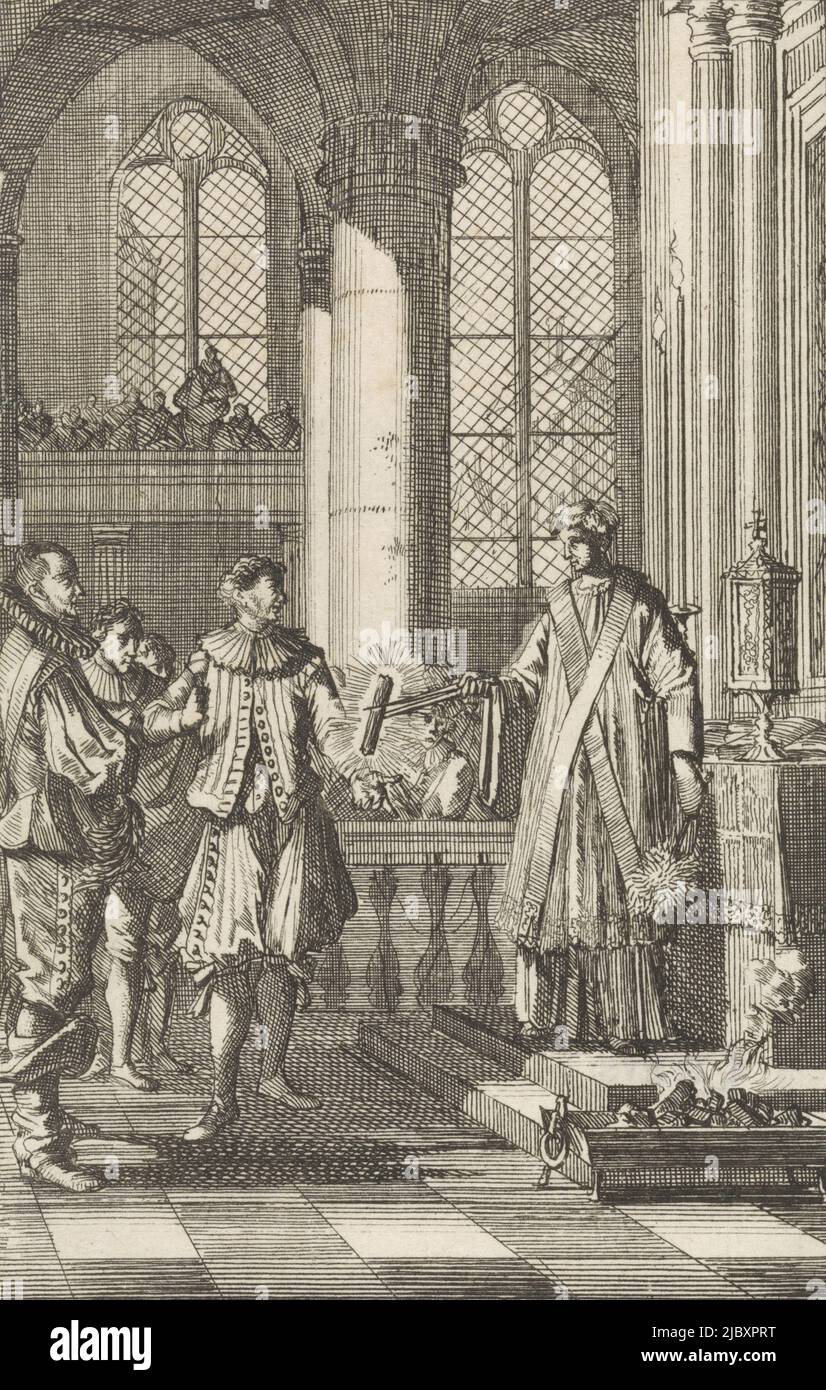 Ein Mann, der der Häresie beschuldigt wird, steht vor dem Altar in einer Kirche. Mit einer eisernen Zange überreicht ihm der Priester einen glühenden Eisenstab aus einem Feuer., Gottesgericht mit glühendem Eisenstab, Druckerei: Caspar Luyken, Verlag: Hermannus Ribbius, Utrecht, 1700, Papier, Ätzung, H 146 mm × B 90 mm Stockfoto