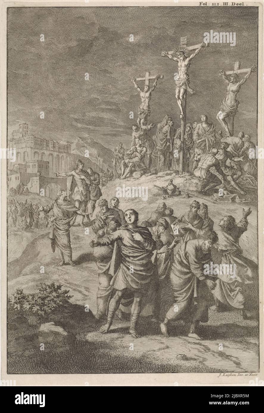 Berg Golgatha mit Christus am Kreuz zwischen den beiden Verbrechern. Die Sonne ist verschwunden und es ist dunkel. Die Menschen schlagen in Panik auf ihre Brust. Im Hintergrund links Jerusalem., Sonnenfinsternis beim Tod Christi, Druckerei: Jan Luyken, (erwähnt auf Objekt), Jan Luyken, (erwähnt auf Objekt), Verlag: Willem Broedelet, Amsterdam, 1700, Papier, Radierung, H 273 mm × B 190 mm Stockfoto