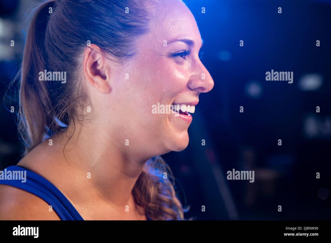 Junge Frau lächelt beim Arbeiten Stockfoto