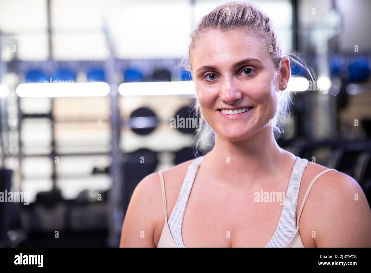 Porträt einer jungen Frau, die nach dem Training in die Kamera lächelt. Stockfoto