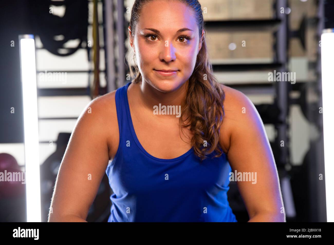 Direkt auf dem Porträt einer jungen Frau, die nach einem Training in die Kamera schaut. Stockfoto