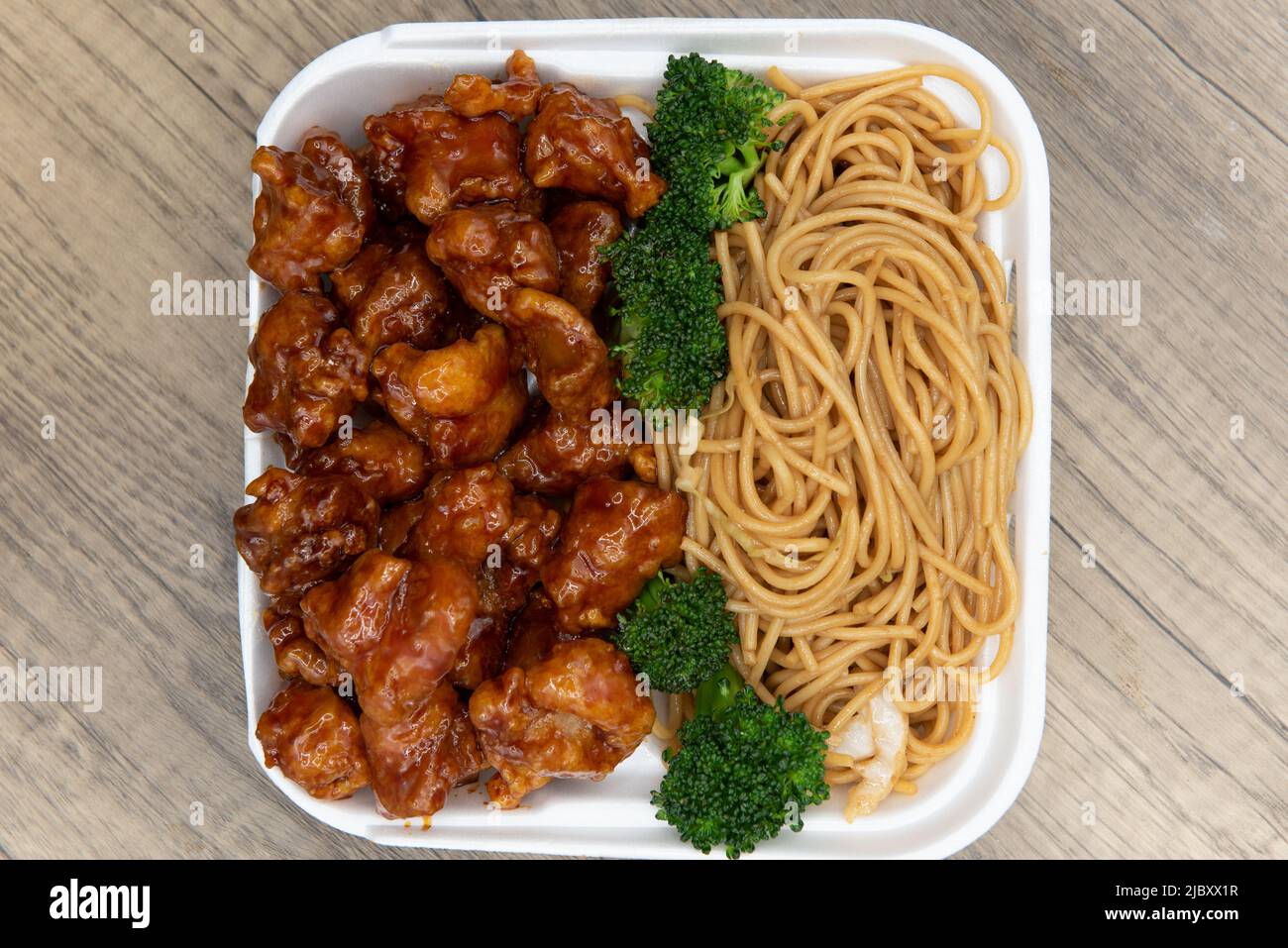 Köstliche, knusprig panierte Hähnchen mit Chow-Mein-Nudeln in einer ...