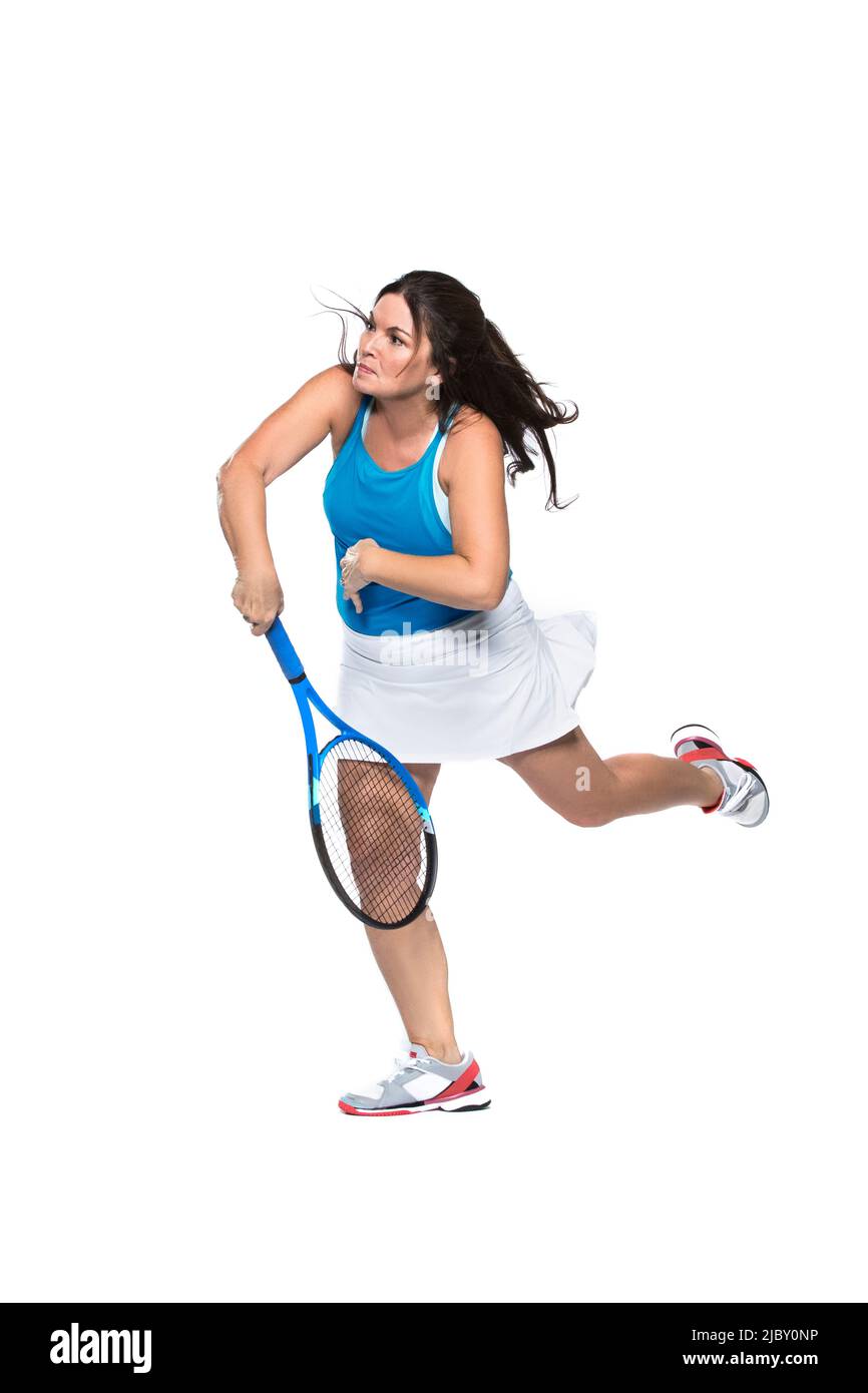 Weibliche Tennisspielerin, die auf weißem Hintergrund spielt Stockfoto