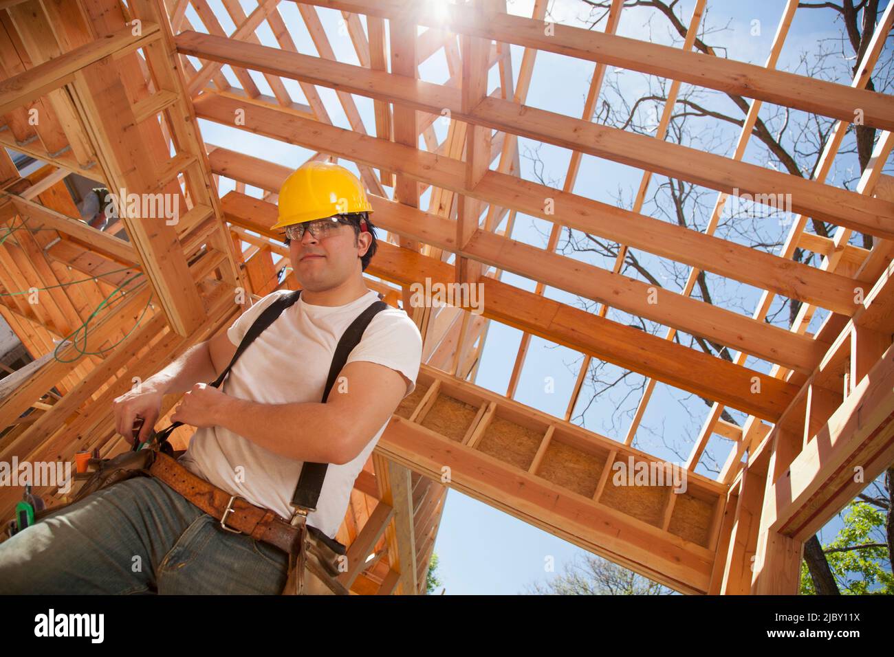 Low-Angle-Ansicht eines Mannes, der auf einer Wohnbaustelle arbeitet Stockfoto