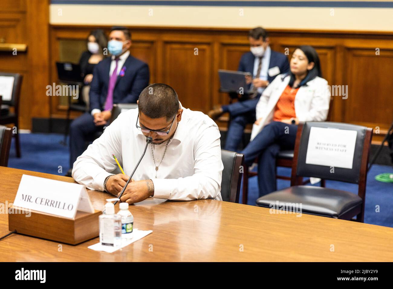 Washington, Vereinigte Staaten. 08.. Juni 2022. Miguel Cerrillo, Vater von Miah Cerrillo, Student der vierten Klasse an der Robb Elementary School in Uvalde, Texas, wartet darauf, am 8. Juni 2022 in Washington, DC, dem Ausschuss für die Aufsicht und Reform des Repräsentantenhauses Zeugnis abzulegen. Quelle: Jason Andrew/Pool via CNP/dpa/Alamy Live News Stockfoto